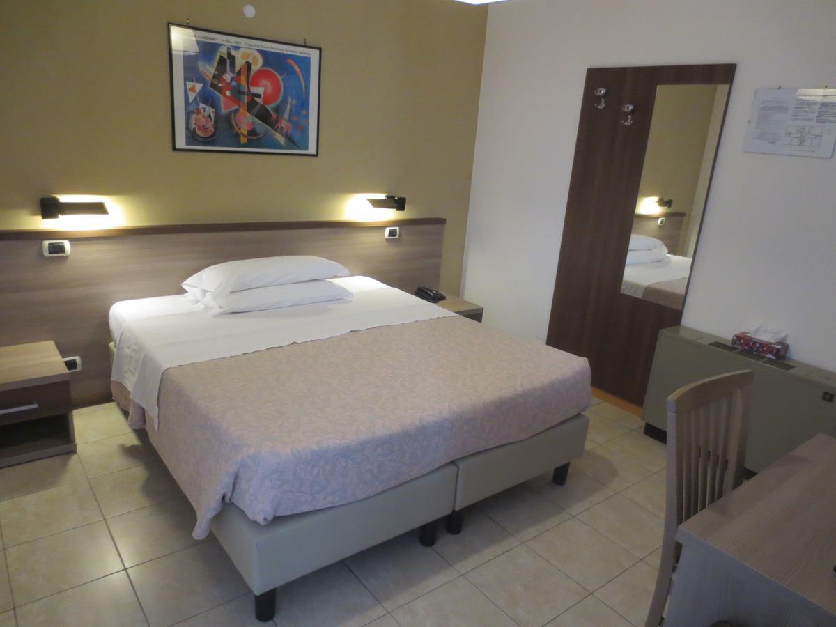 Hotel Armando' S ซุลโมนา ภายนอก รูปภาพ