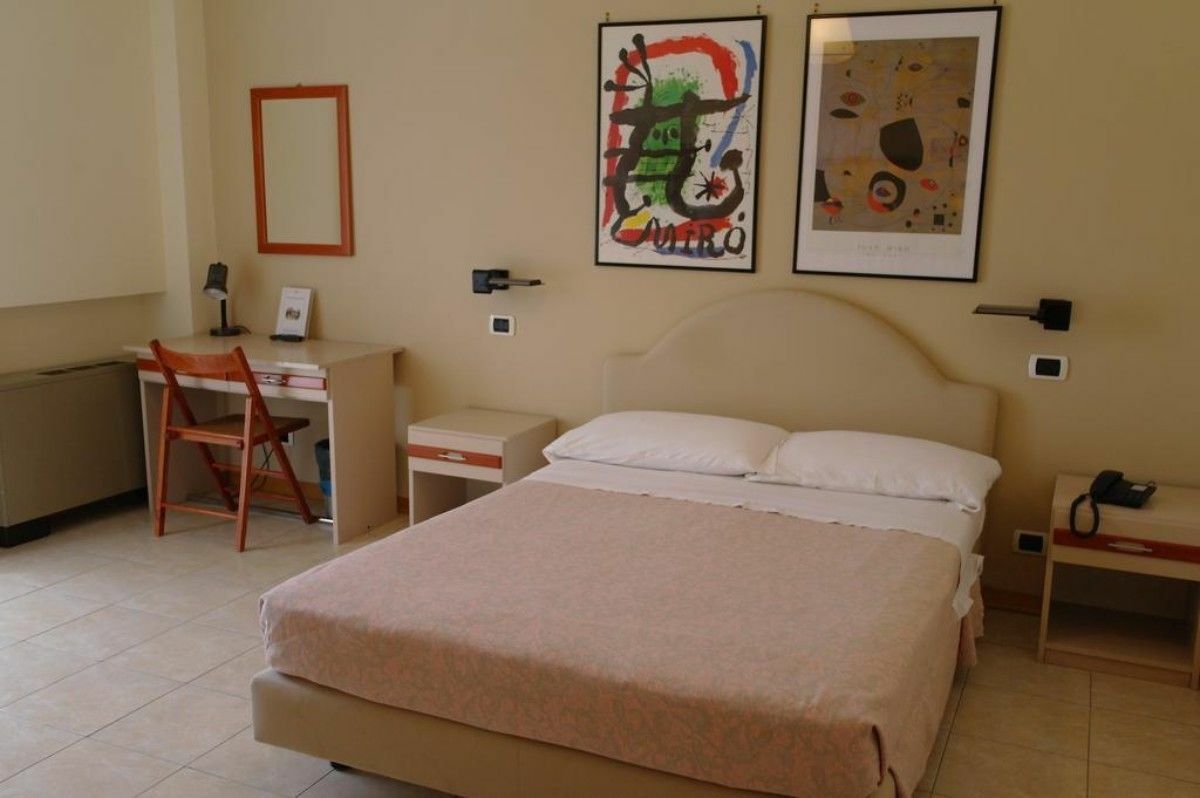 Hotel Armando' S ซุลโมนา ภายนอก รูปภาพ